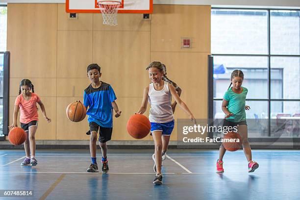 dribbling basketballs up the court - competition stockfoto's en -beelden