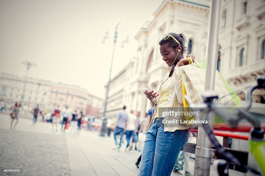 Junge afrikanische europäerin mit WiFi-Verbindung im Dom Squa