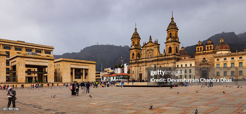 Bogota, Kolumbien: Panoramablick auf die Plaza Bolivar in der Andenhauptstadt; Der Oberste Gerichtshof und die kathrrale Primada werden gesehen