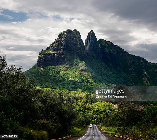 dramatic roadway and mountain, hawaii - kauai stockfoto's en -beelden