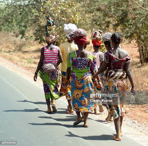 africa, burkina faso, view of woman walking carrying objects on head (year 2007) - 布基納法索 個照片及圖片檔