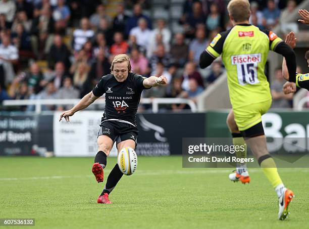 Joel Hodgson of Newcastle misses a drop goal with the last kick of the match which would have won the match during the Aviva Premiership match...