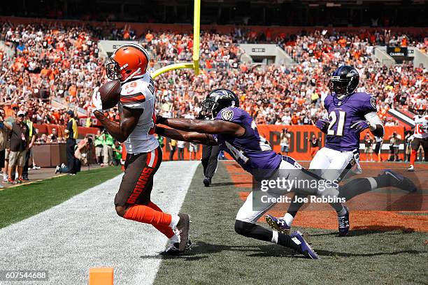 Corey Coleman of the Cleveland Browns makes a 31-yard touchdown reception behind Shareece Wright of the Baltimore Ravens in the first quarter at...