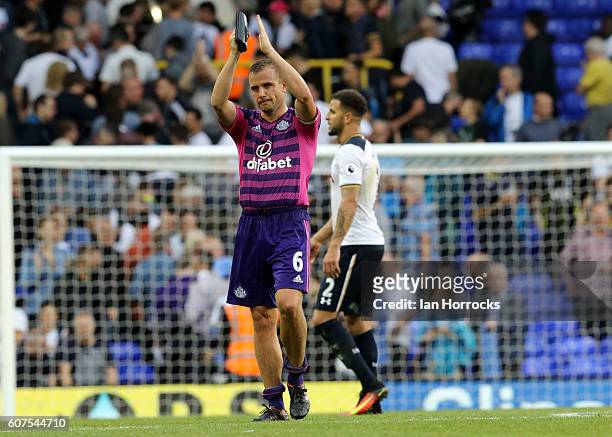 Lee Cattermole of Sunderland applauds the fans on the final whistle during the Premier League match between Tottenham Hotspur and Sunderland at White...