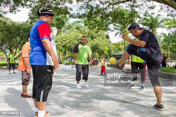 Men plays the Sepak Takraw game. September 18th 2016, Kuala Lumpur, Malaysia. Located in the north-eastern fringe of Kuala Lumpur Malaysia,...