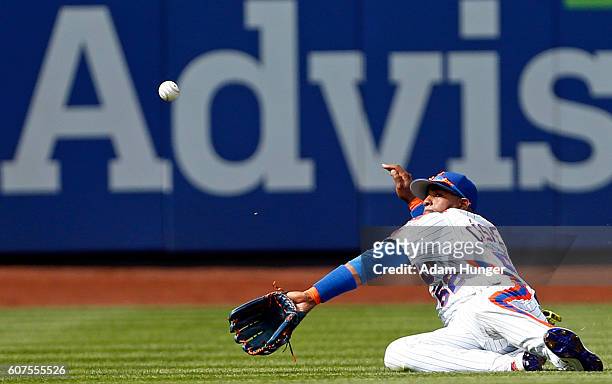 Yoenis Cespedes of the New York Mets can not make a catch during the fifth inning against the Minnesota Twins at Citi Field on September 18, 2016 in...