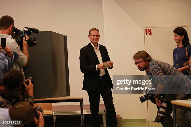 Michael Mueller, leading candidate and chairman of the Berlin SPD, comes to choose the polling station in the OSZ Lotis in the auditorium in...