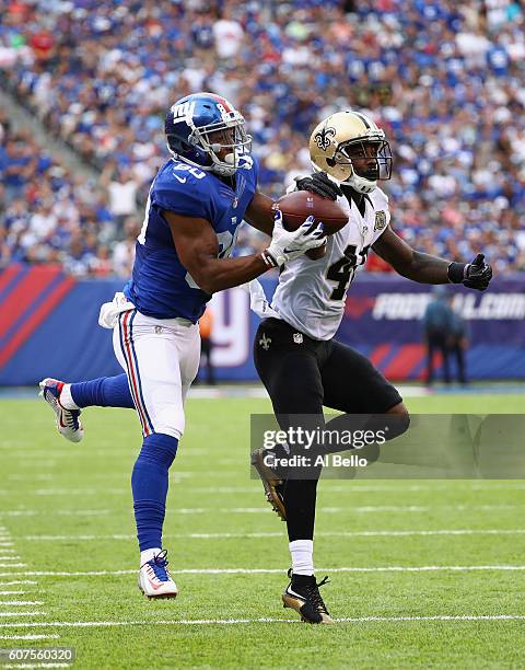 Victor Cruz of the New York Giants makes a catch against Ken Crawley of the New Orleans Saints during the fourth quarter at MetLife Stadium on...