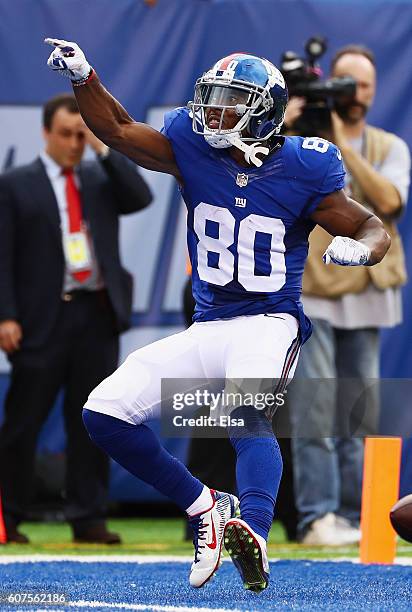 Victor Cruz of the New York Giants celebrates his catch against Ken Crawley of the New Orleans Saints during the fourth quarter at MetLife Stadium on...