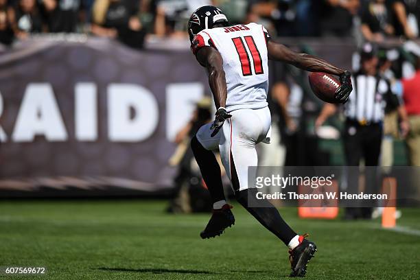 Julio Jones of the Atlanta Falcons scores a 21-yard touchdown against the Oakland Raiders during their NFL game at Oakland-Alameda County Coliseum on...