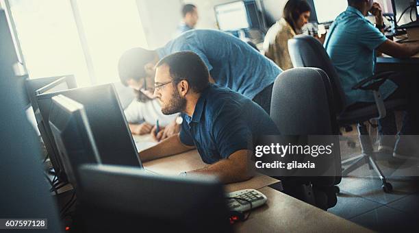 software developers at work. - verkeerde-houding stockfoto's en -beelden