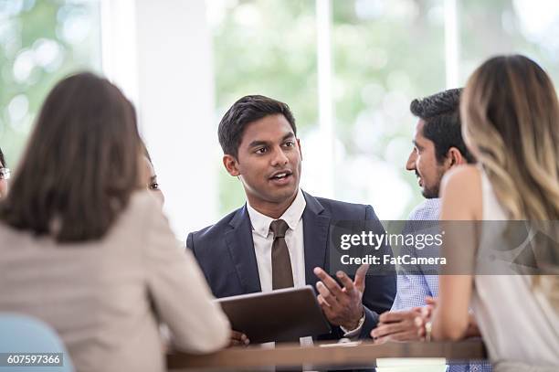 repasando el protocolo de la empresa - pueblos del sur de asia fotografías e imágenes de stock