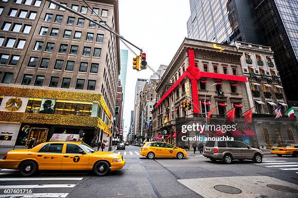 christmas decorations on new york streets, usa - 5th avenue imagens e fotografias de stock