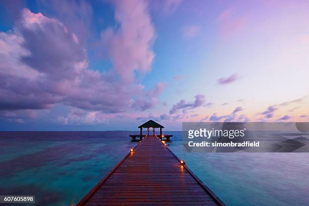 malediven seelandschaft im morgengrauen - ari atoll stock-fotos und bilder