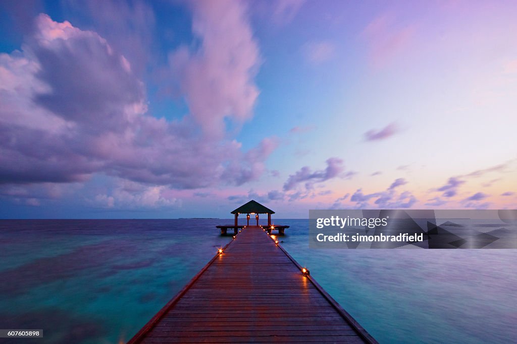 Paesaggio marino delle Maldive all'alba