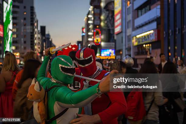 spaß an dotonbori straße während der nacht in osaka japan - spiderman cartoon stock-fotos und bilder