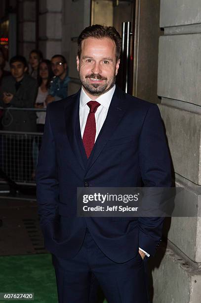 Alfie Boe attends A Green Carpet Challenge BAFTA Night during London Fashion Week Spring/Summer collections 2017 on September 18, 2016 in London,...