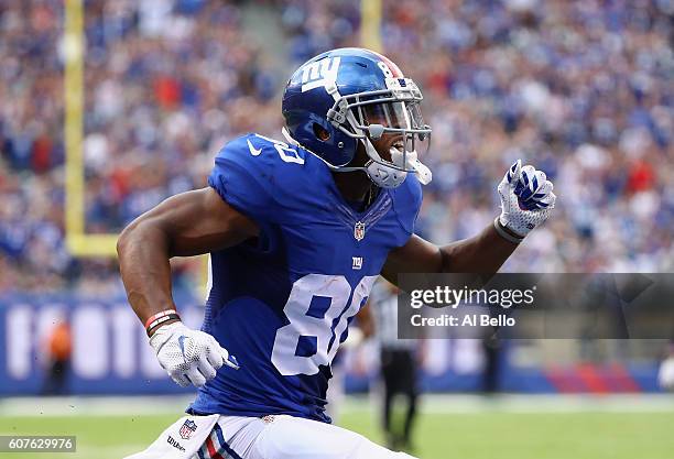 Victor Cruz of the New York Giants celebrates his catch against Ken Crawley of the New Orleans Saints during the fourth quarter at MetLife Stadium on...