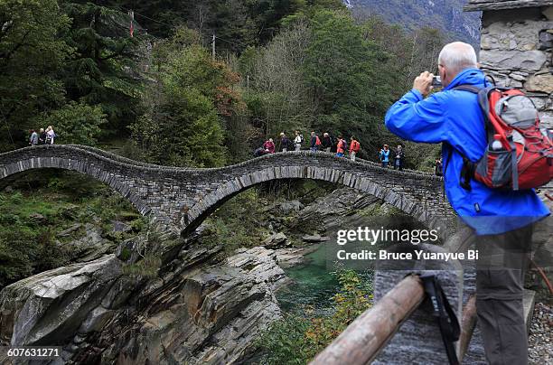 visitors on ponte dei salti bridge - ponte hebden stock-fotos und bilder