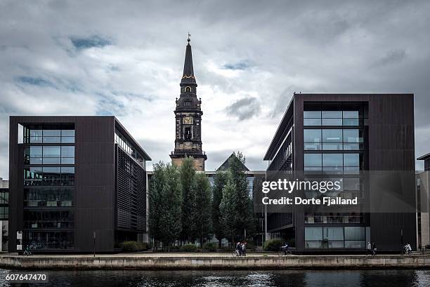 christian's church behind modern office buildings - dorte fjalland - fotografias e filmes do acervo