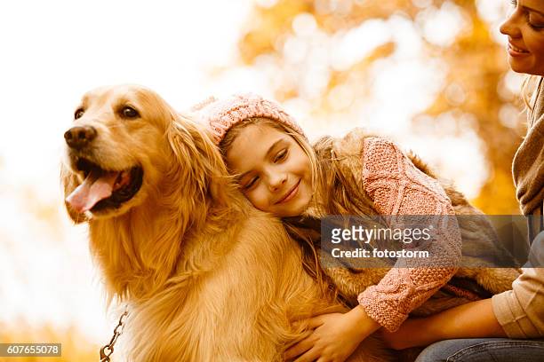 mãe e filha com seu cachorro no parque de outono - autumn dog - fotografias e filmes do acervo