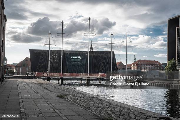 cirkelbroen (the circle bridge) in copenhagen harbour - dorte fjalland fotografías e imágenes de stock