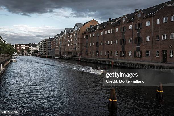 a look down christianshavn canal - dorte fjalland fotografías e imágenes de stock