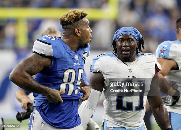 Detroit Lions tight end Eric Ebron and Tennessee Titans strong safety Da'Norris Searcy talk to each other after an NFL football game in Detroit,...