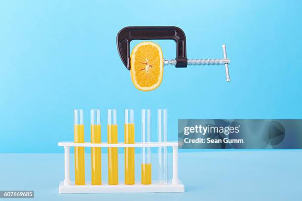 juice testing - laboratoriumglas stockfoto's en -beelden
