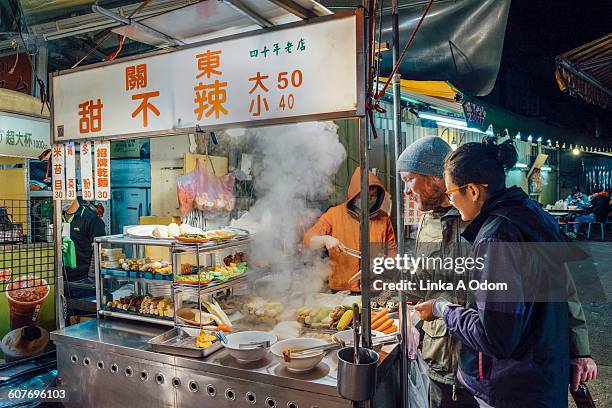 mixed race couple shopping in asian market - niet westers schrift stockfoto's en -beelden