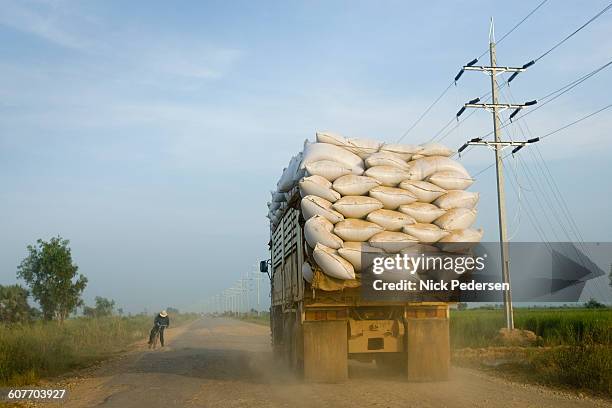 truck driving in cambodia - provinz banteay meanchey stock-fotos und bilder