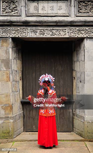 chinese bride with chinese old-fashioned building background - silk china stock pictures, royalty-free photos & images