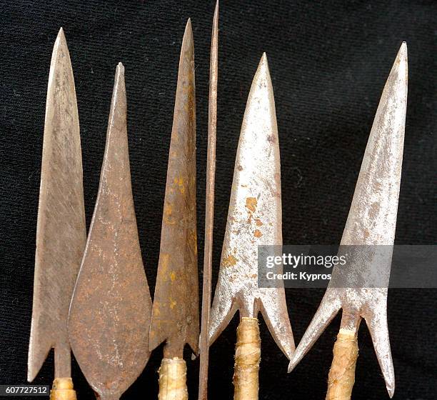 africa, east africa, kenya, mombassa, view of hand-made barbed arrow heads (for use against people) - arco de arqueiro imagens e fotografias de stock