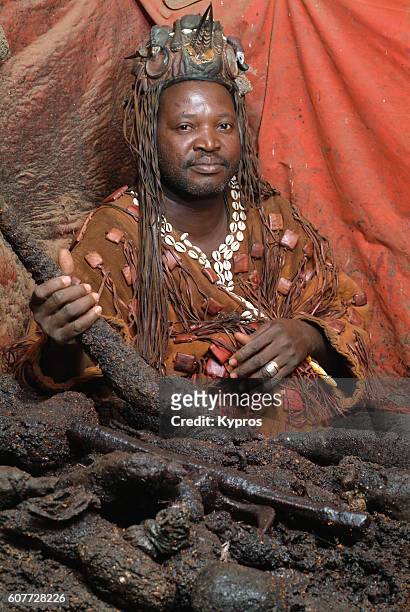 africa, west africa, mali, view of witch doctor or sangoma holding rhino horn (year 2007) - sangoma stock-fotos und bilder