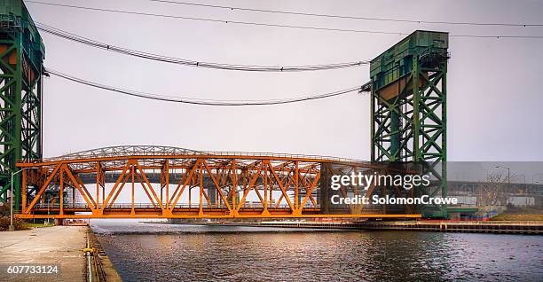 バーリントンの運河のリフトブリッジ - elevator bridge ストックフォトと画像