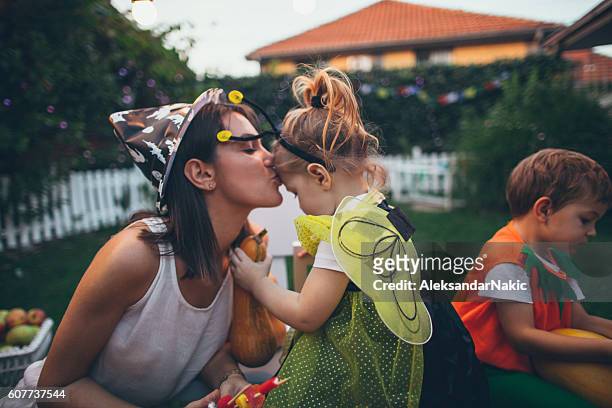 little bee and her mom ready for the halloween - mask disguise imagens e fotografias de stock