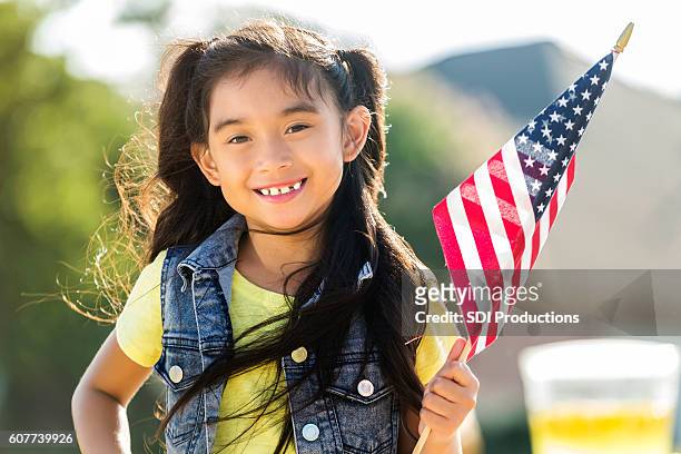 かわいいフィリピンの女の子はアメリカの旗を保持しています - asian flags ストックフォトと画像