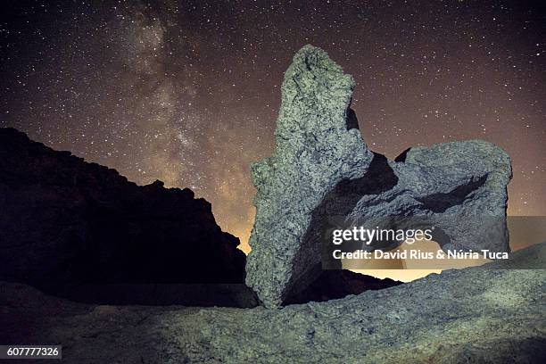 milky way over the great masturbator (saldavor dalí), catalonia - cap de creus stockfoto's en -beelden