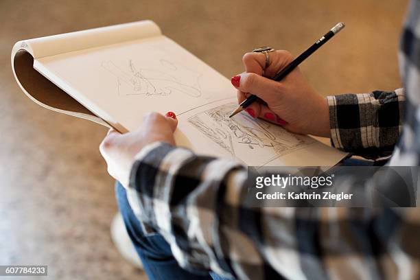 art student with sketchbook, close-up of hands - sketch pad fotografías e imágenes de stock