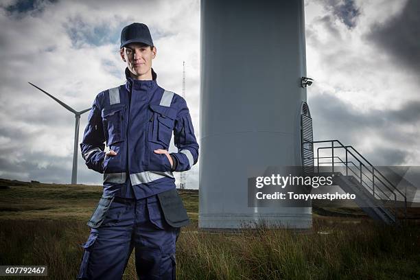 wind farm female personnel - arbeitskleidung stock-fotos und bilder