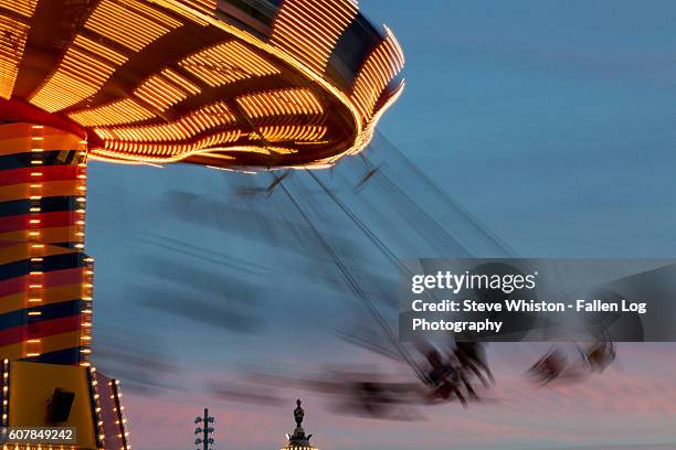 carnival ride at night, navy pier chicago - navy pier stock-fotos und bilder