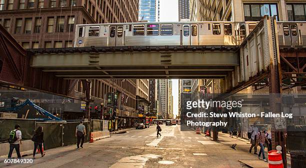chicago downtown with elevated train - downtown chicago imagens e fotografias de stock
