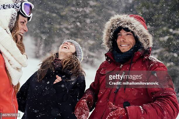 freunde lachen und genießen die winterzeit - parka stock-fotos und bilder