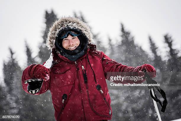 ritratto di giovane di sciatore - parka cappotto invernale foto e immagini stock