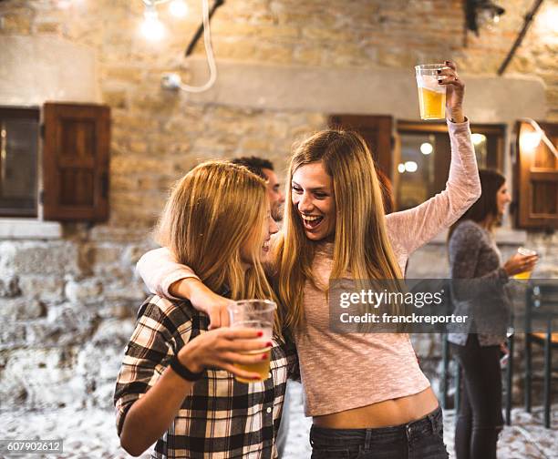 friends drinking beer at the beer fest - drinking beer festival stockfoto's en -beelden