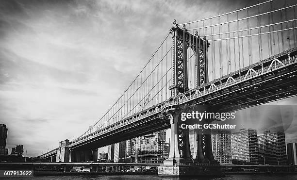 emblemático puente de brooklyn - blanco y negro fotografías e imágenes de stock
