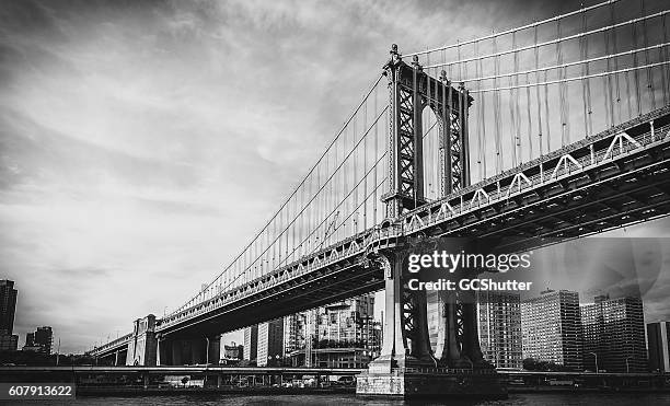 manhattan bridge, new york city - zwart wit vintage stockfoto's en -beelden