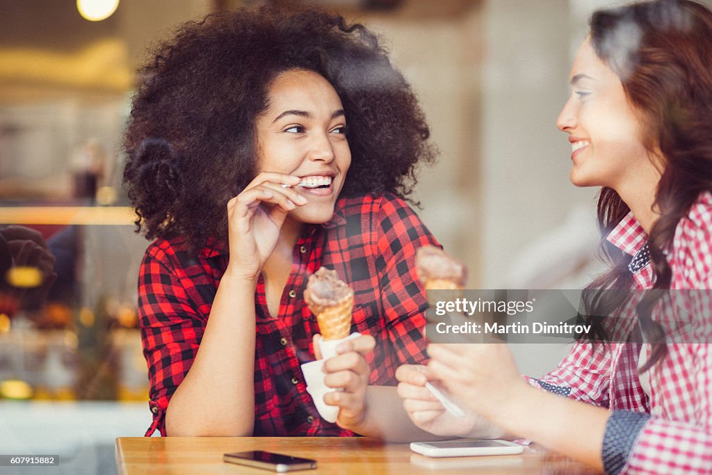 Meilleurs amis mangeant de la crème glacée