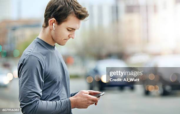 prendre l’entraînement avec des écouteurs sans enchevêtrement - bluetooth photos et images de collection