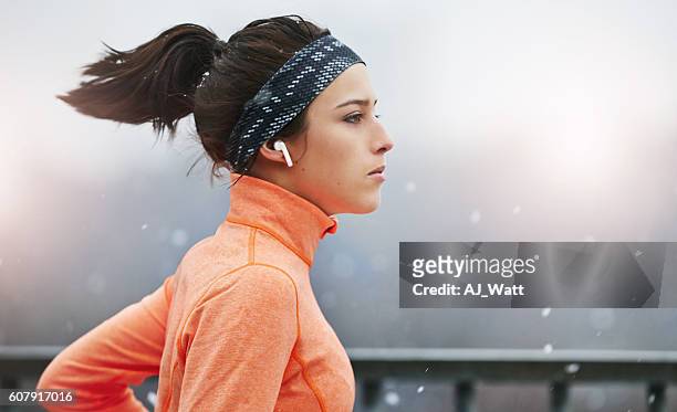tieni il passo con la playlist perfetta - winter sport foto e immagini stock